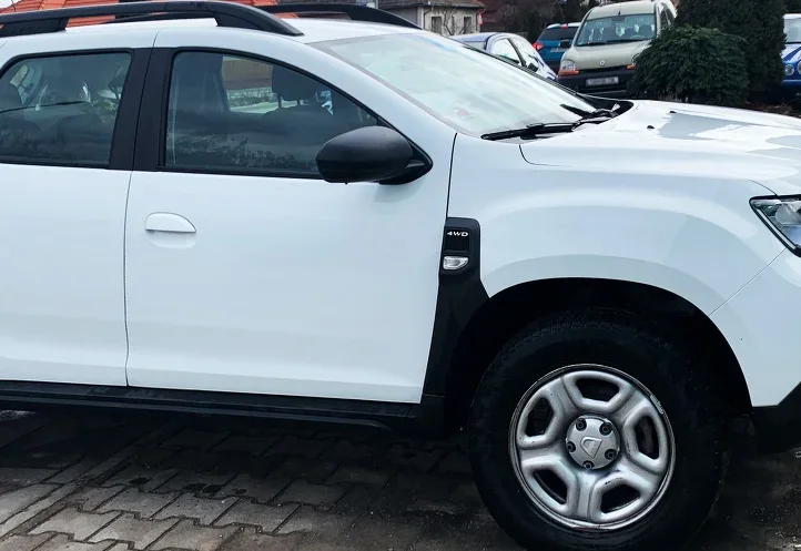 După: Dacia Duster albă, curată