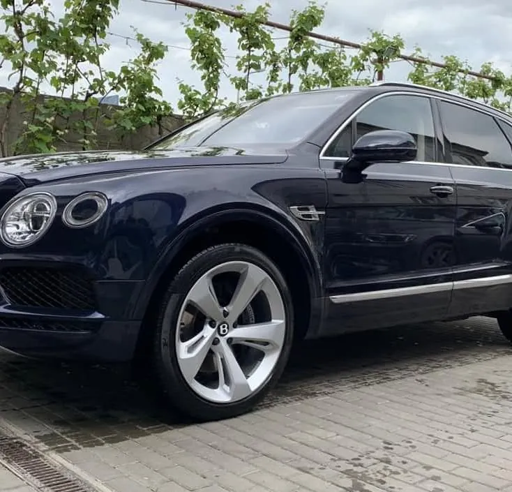 Bentley albastru, lucios după spălare