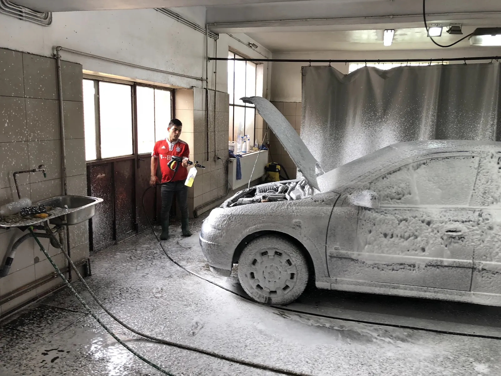 Mașină cu spumă în boxa noastră, cu un coleg la lucru