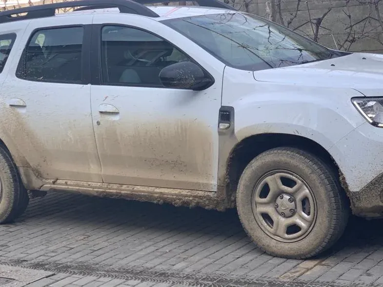 Dacia Duster plină de noroi înainte de spălare