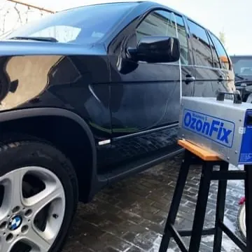 Aparat OzonFix lângă un BMW X5 pentru igienizare cu ozon